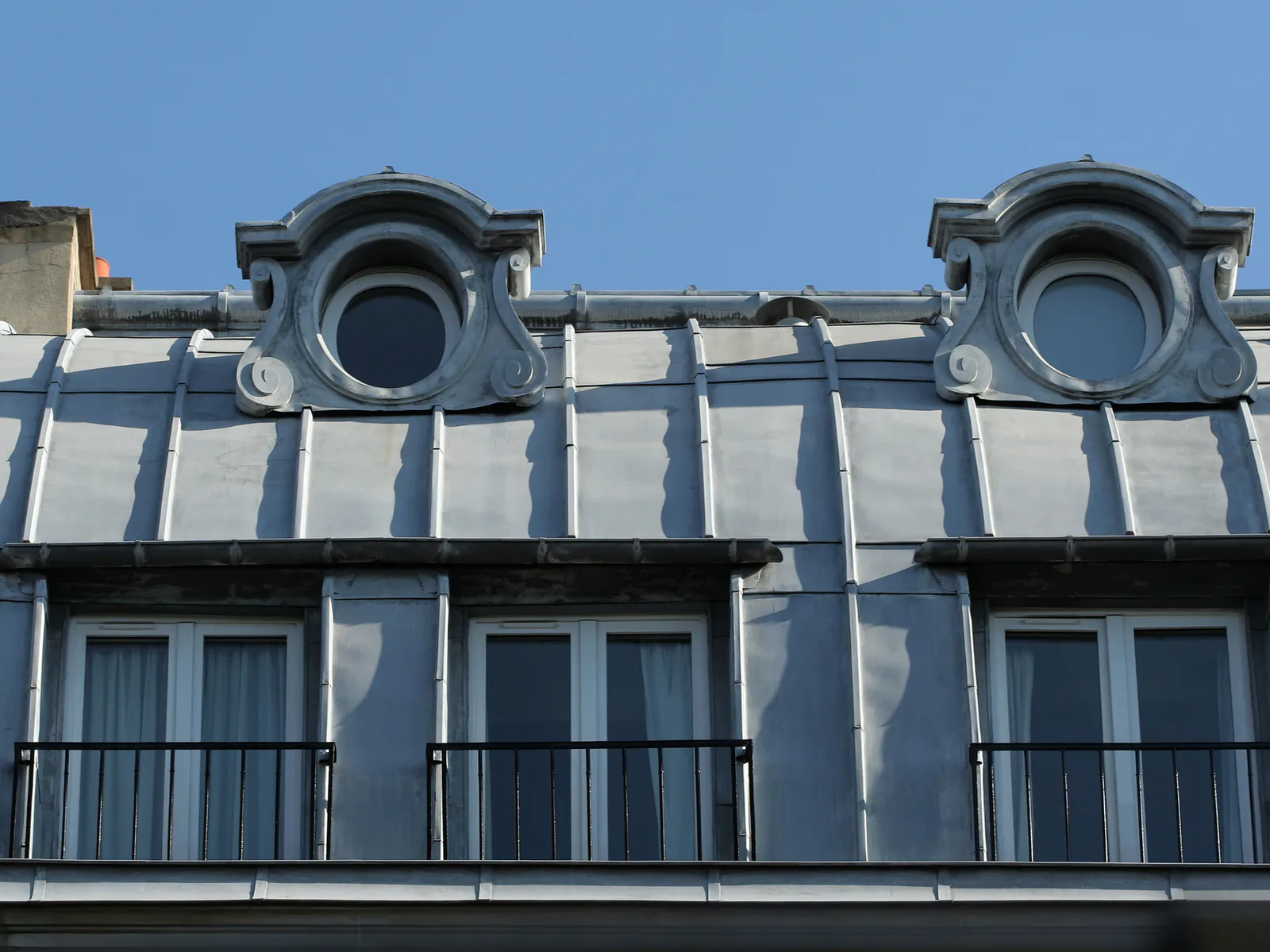 Toiture en zinc à tasseaux d’un immeuble parisien
